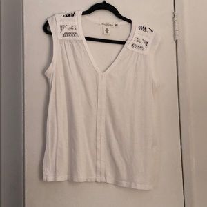 Whit shirt with crochet details